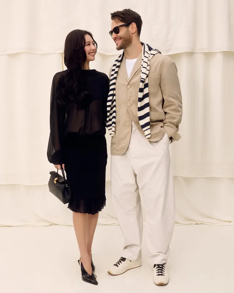 Jennie（左）與JACQUEMUS創辦人Simon Porte Jacquemus（右）有說有笑。翻攝JACQUEMUS IG