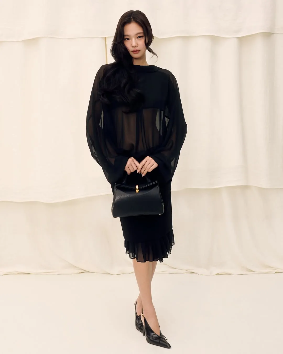 Jennie身穿黑色透紗洋裝，胸部以下至髖部的全透視設計大方顯露腰部曲線。翻攝JACQUEMUS IG