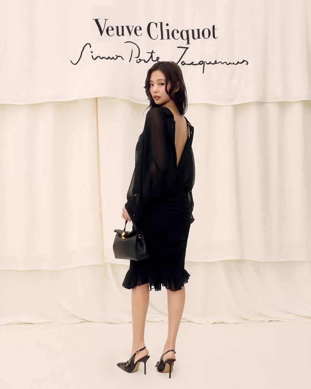 轉身後又以挖空剪裁曬出完美裸背。翻攝JACQUEMUS IG