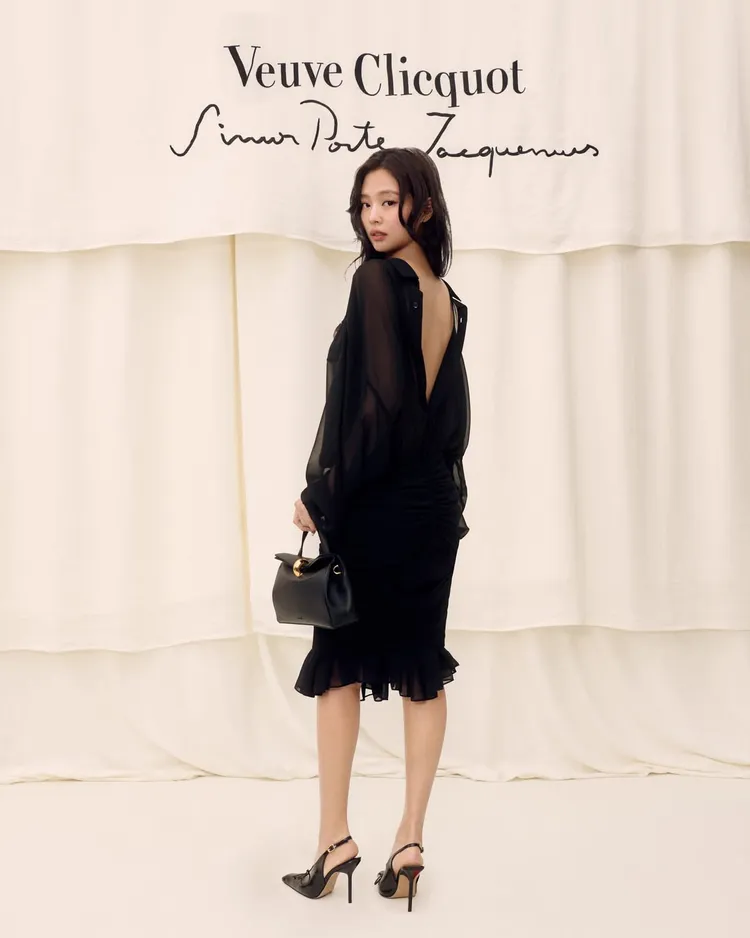 轉身後又以挖空剪裁曬出完美裸背。翻攝JACQUEMUS IG