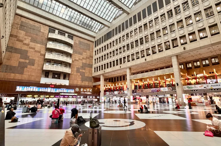 台北車站每天吸引約60萬人次，目前主要1樓大廳、2樓美食街等商場現由微風台北車站經營。莊偉祺攝