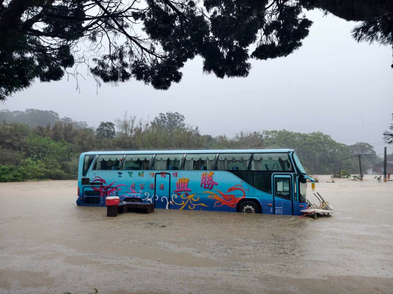 質疑「人造雨」害苗栗淹水!遊覽車女司機遭炎上回應了