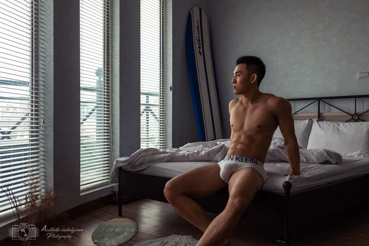 實力派男優季耕，將於《華語AV復興大作戰》中展現即興對戰實力。SWAG 提供