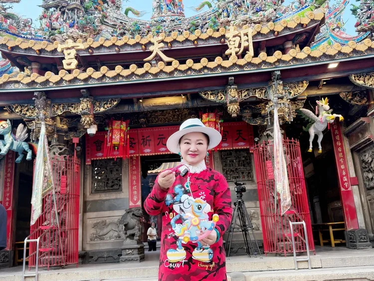 白冰冰馬年到北港朝天宮拜拜。長興影視提供