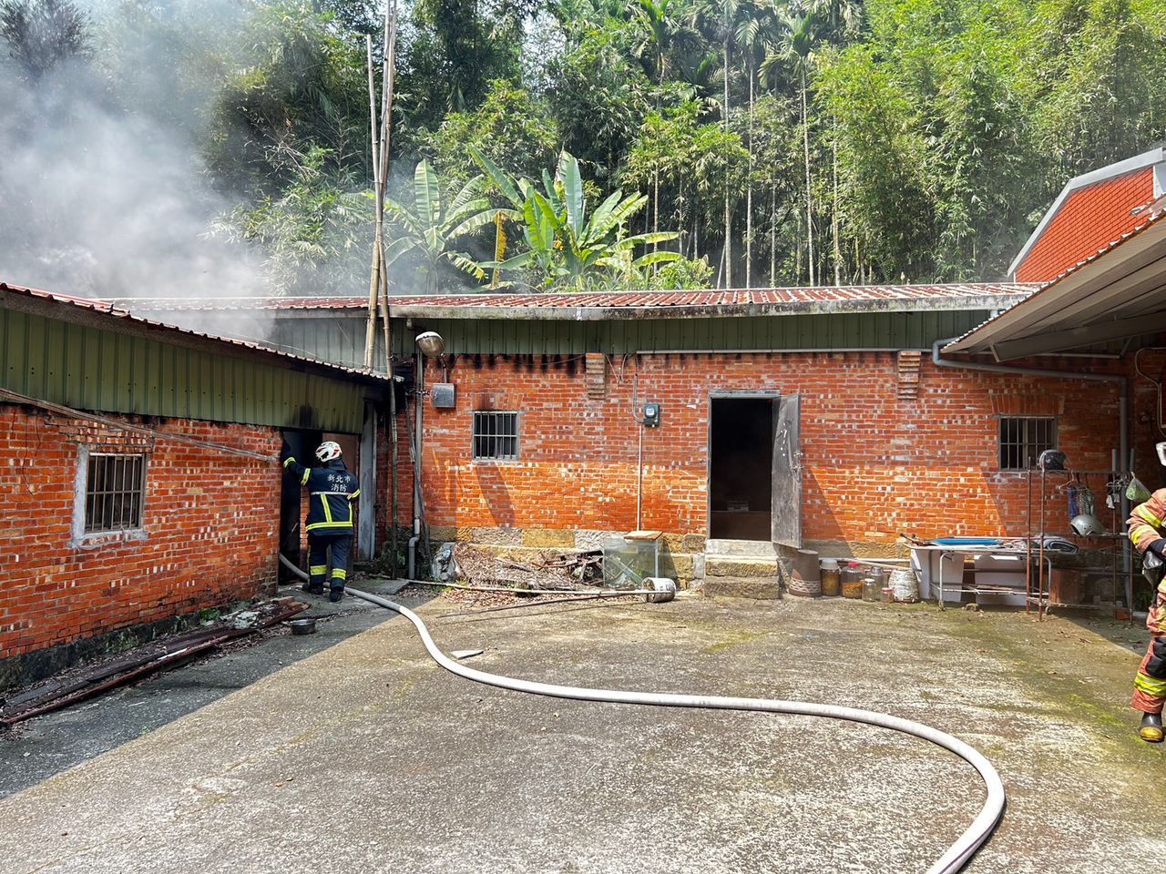 新北三峽山區三合院火警 屋主8旬父受困救出命危送醫搶救