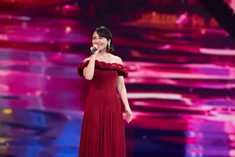 梁文音在歌唱比賽時就有「小張清芳」美譽。上引娛樂提供