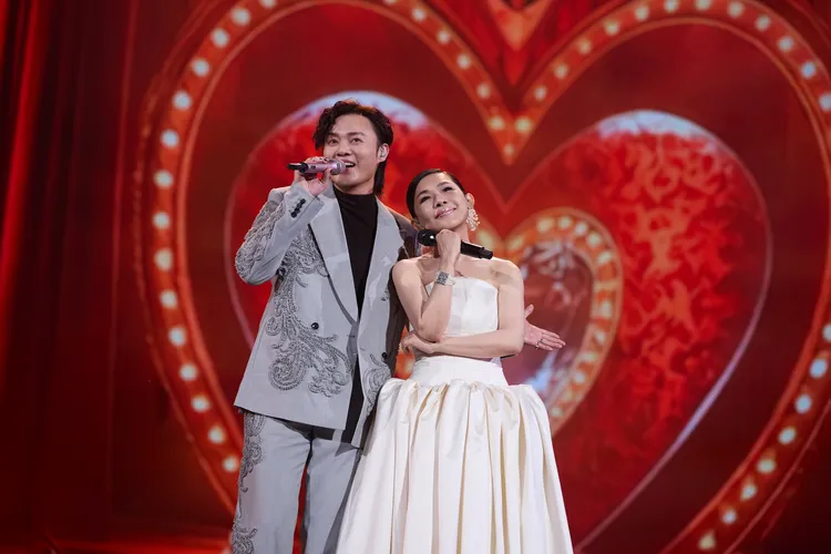 許富凱（左）與張清芳合唱《小姐請你給我愛》。上引娛樂提供