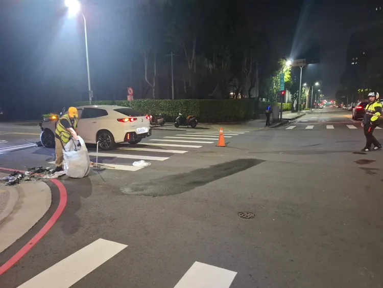 價值200多萬的BMW純電休旅車撞擊後，車頭損毀嚴重已經無法行駛。民眾提供