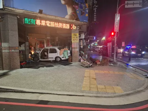 怎麼撞的！BMW休旅車頭全爛　國產車失控衝騎樓大門都撞破