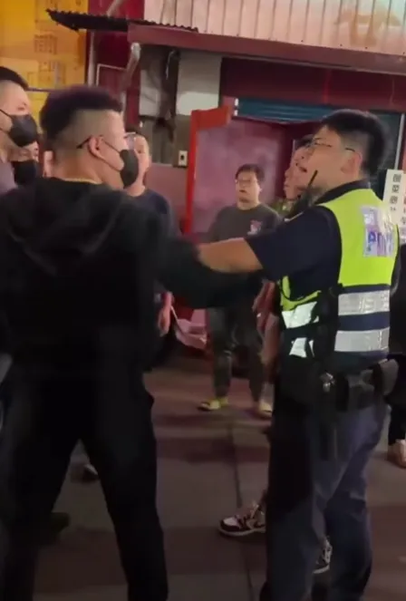 警方到場將雙方隔開，避免更大衝突發生。警方提供