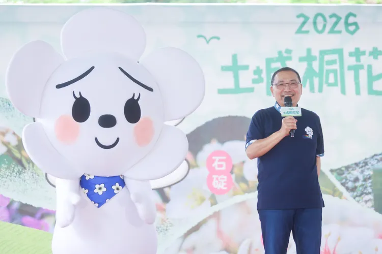 「2026新北市客家桐花祭」今（18）日於土城區捷運海山站廣場揭幕，首度推出年度專屬代言人「發桐醬」。新聞局提供