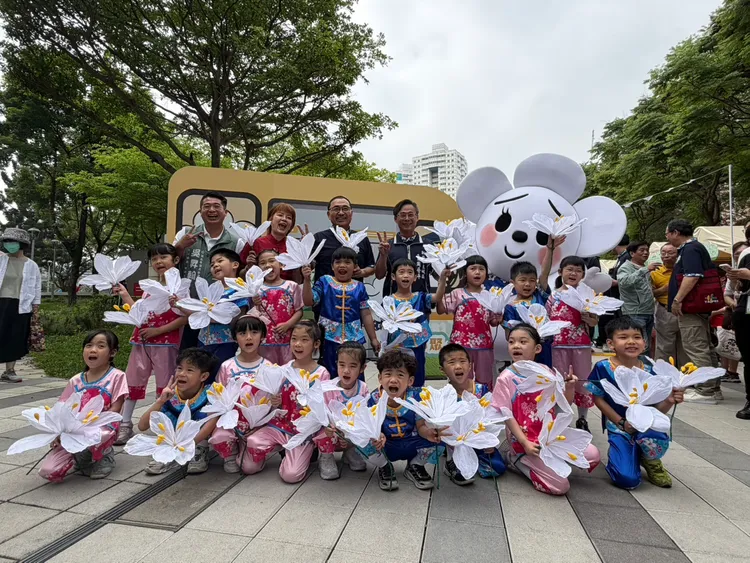 市長侯友宜及小朋友與活動吉祥物「發桐醬」開心合照。公所提供