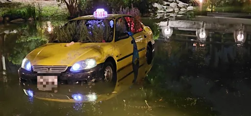 高美館有計程車泡水事故！警衝現場　一看就笑竟是這原因