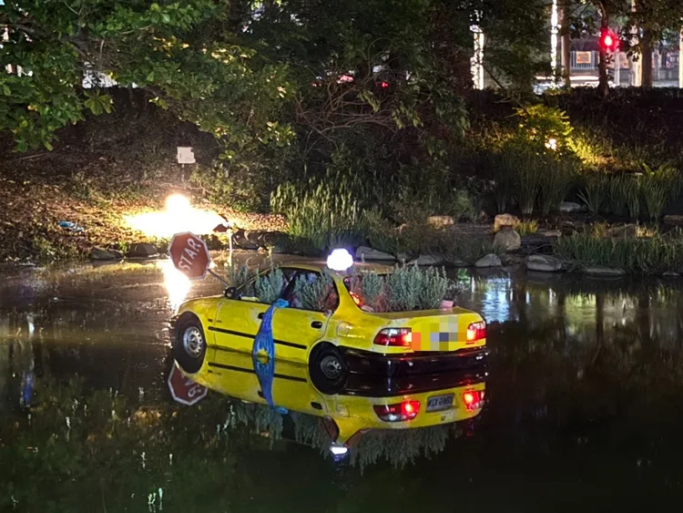 民眾發現高美館水域有計程車泡在水中，趕緊報警。翻攝畫面