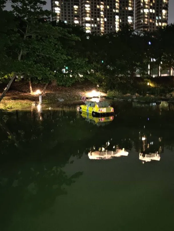 民眾發現高美館水域有計程車泡在水中，趕緊報警。翻攝畫面