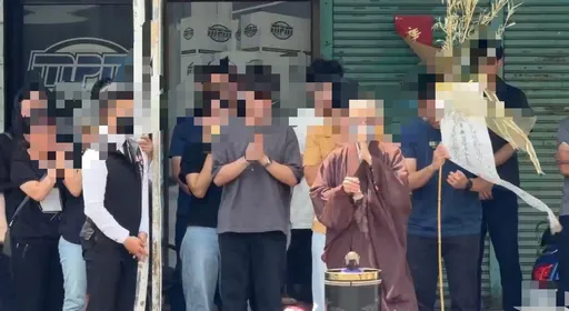 女警親友重回現場　連擲17次筊才招魂完成　還沒等到女大生道歉