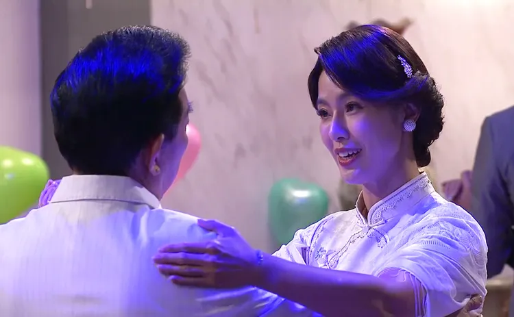 黃瑄(右)和元六(左)有不少對手戲，常被對方逗樂。台視提供