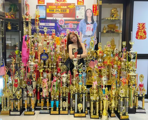 大馬正妹「冠軍收割機」才19歲！　奪破百獎盃！超大咖音樂人是幕後推手