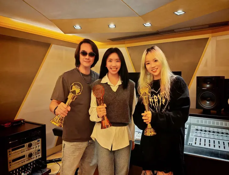 劉恩君 (中)攜手陳建寧愛徒「武渡羽」小羽(右)對唱， 唱出 19 歲出道宣言。金牌娛樂/ 無限延伸音樂提供