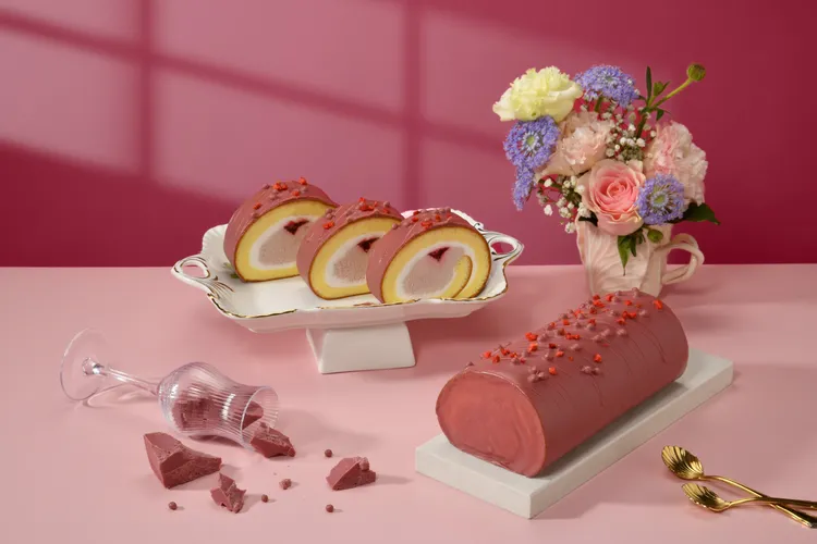 亞尼克紅寶石巧克力脆皮生乳捲，以手工披覆完美封頂，再揮灑線條妝點巧克力脆球與果乾，如同雕琢珠寶，每日限量200條，售價699元。業者提供