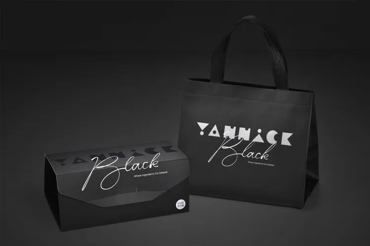 亞尼克世界頂級風味巡禮「BLACK」系列正式啟航，領味蕾深度探索風味結構與層次，系列以嶄新的黑曜光質感外盒，搭配專屬的霧黑巧提袋。業者提供
