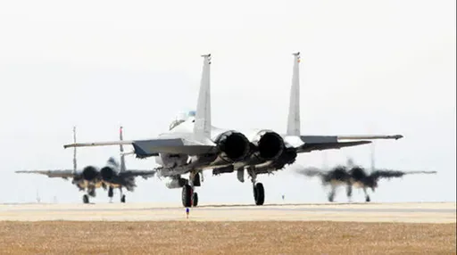 南韓調查F-15撞機原因　竟因飛官耍帥拍照闖禍