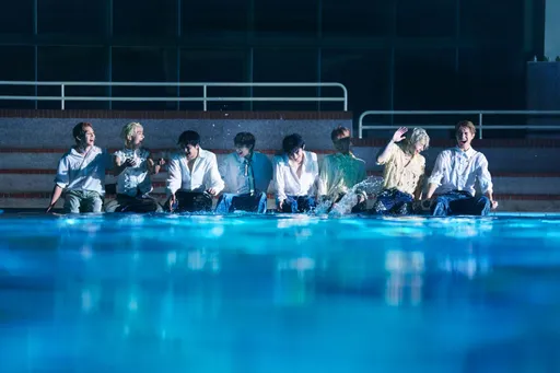 被撩暈了！ARKis白衣濕身肌肉全現形　他被點名「素顏也帥」