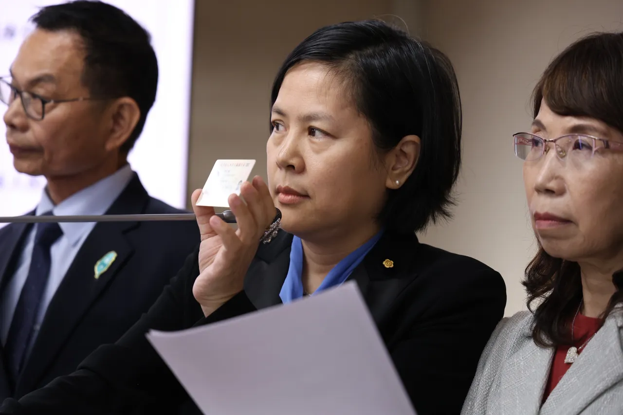 李貞秀爆黃國昌下令不別KP徽章　民眾黨發言人：謊話連篇不要臉