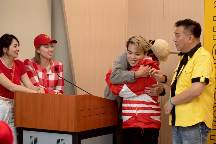 海產（右二）的孝心讓黃鐙輝（右三）非常感動。公視台語台提供