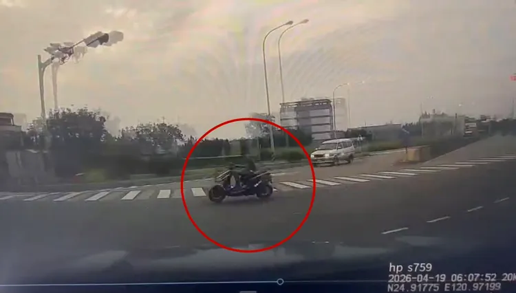 支援警車到場，有飆車族還從警方面前呼嘯而過，當場被抓。翻攝畫面