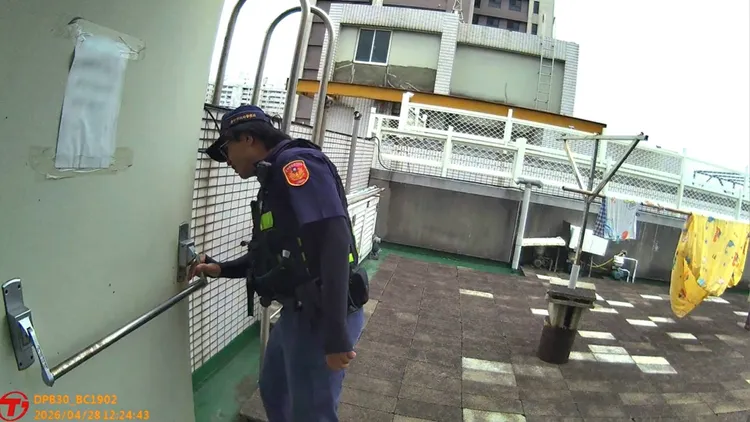 劉女在頂樓晾曬衣物時遭反鎖。民眾提供