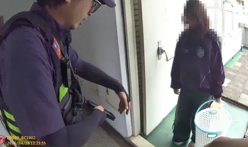 台中24歲女頂樓曬衣遭反鎖　呼救30分鐘沒人來！巡警及時救援