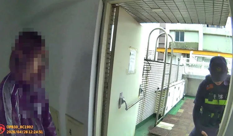 員警救出劉女，並檢查頂樓鐵門狀況。民眾提供