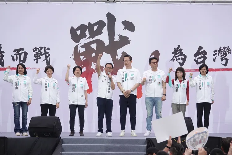 民眾黨立委李貞秀（右1）近日因直播失言挨轟，日前與民眾黨一同上凱道挺柯文哲。莊宗達攝