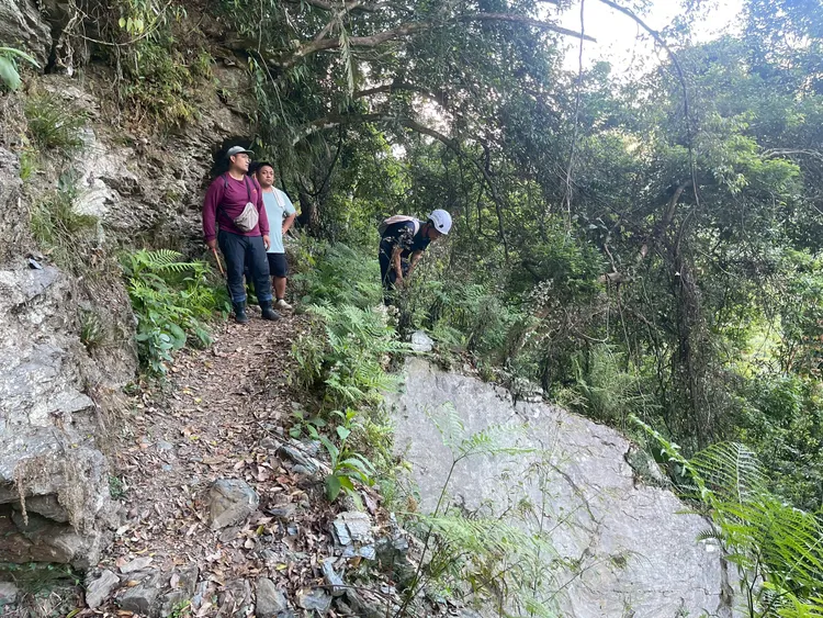 警消持續在瓦拉米步道搜救失聯者。消防局提供