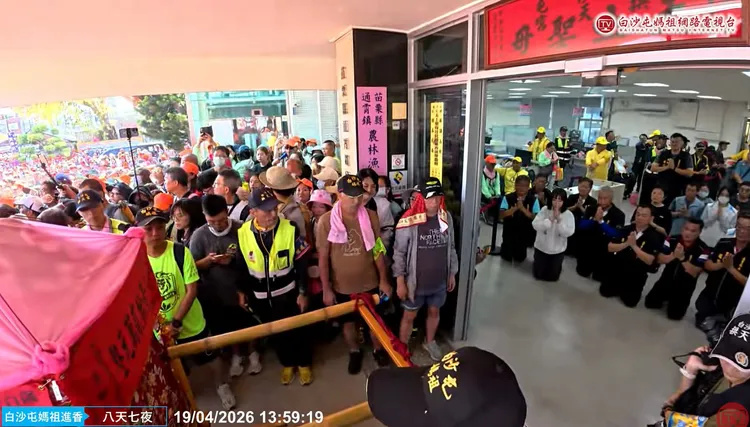 通霄鎮長張可欣在鎮公所隊接駕，媽祖婆決定駐駕休息，明早出發回宮。翻攝「白沙屯媽祖網路電視台」