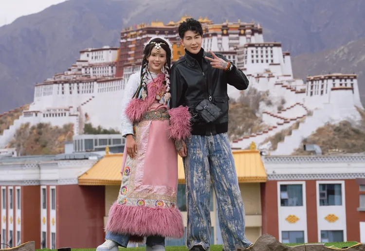 丟丟妹（右）和男友現於西藏拉薩，澄清分手傳聞。丟丟妹提供