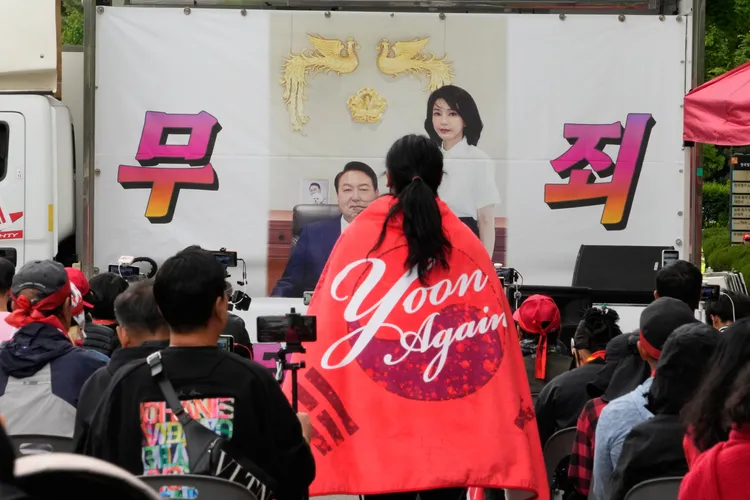 尹錫悅死忠支持者29日聚集在法院外高舉尹錫悅夫婦旗幟聲援尹錫悅。美聯社