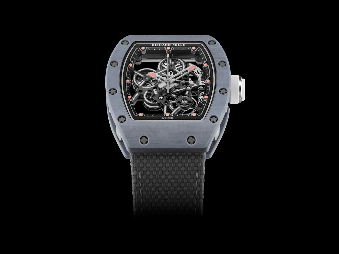 RICHARD MILLE RM 55-01手動上鍊腕錶，37.95×10.75×47.33mm，Quartz TPT石英纖維灰錶殼，鈦合金與碳纖維四層刻度圈，RMUL4手動上鍊機芯，動力儲存約55小時。品牌提供