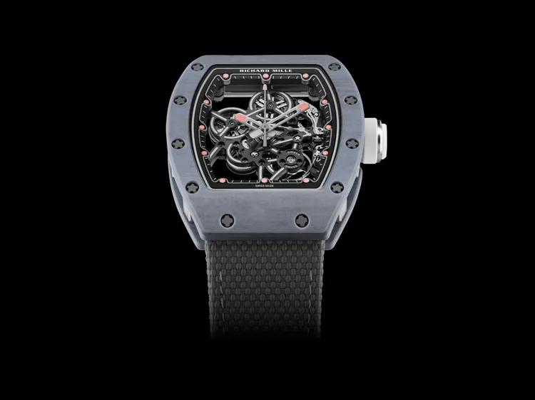 RICHARD MILLE RM 55-01手動上鍊腕錶，37.95×10.75×47.33mm，Quartz TPT石英纖維灰錶殼，鈦合金與碳纖維四層刻度圈，RMUL4手動上鍊機芯，動力儲存約55小時。品牌提供