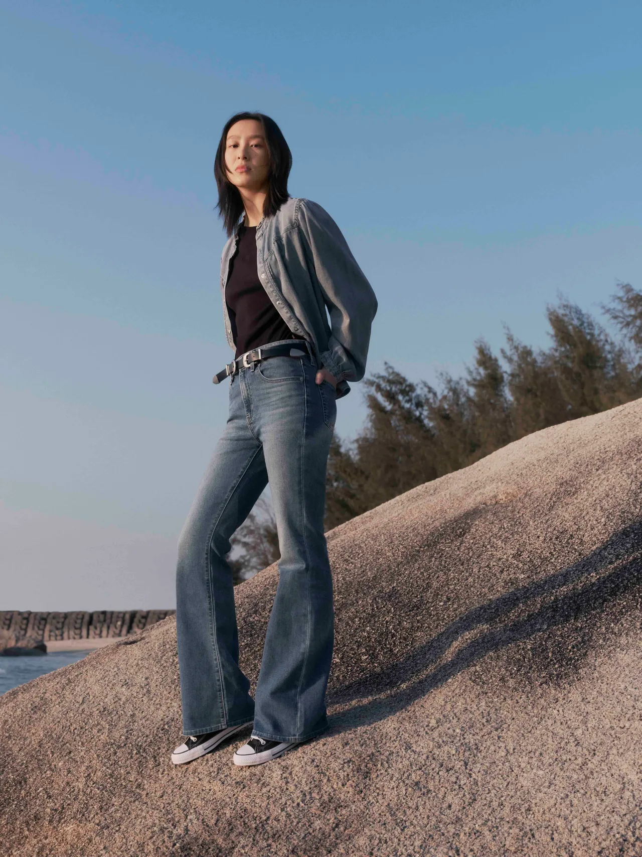 Levi’s®花邊立領丹寧襯衫2490元、726™高腰喇叭丹寧褲4590元。品牌提供