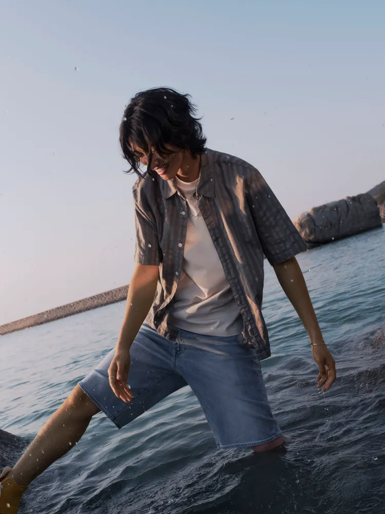 Levi’s®寬鬆短版襯衫2090元、478™復古老爹丹寧短褲2890元。品牌提供