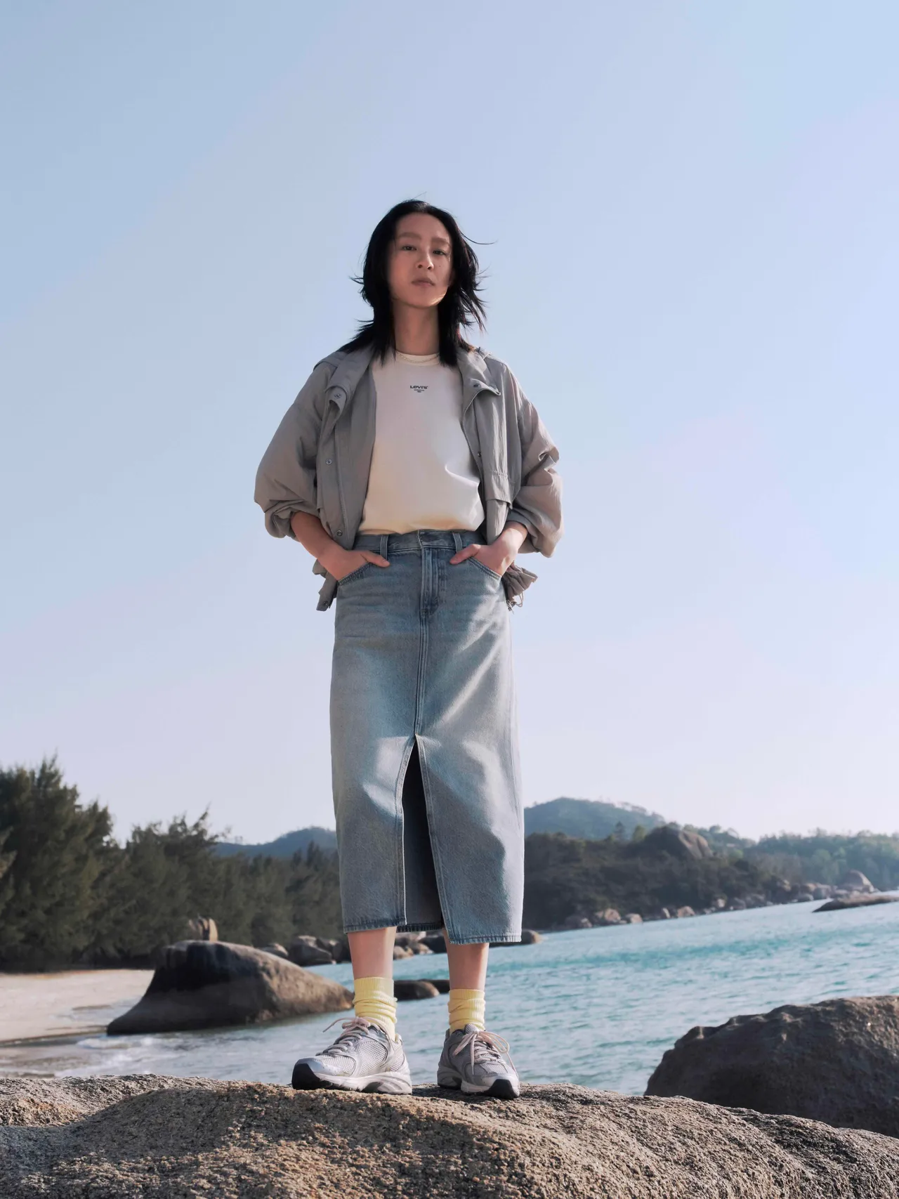 Levi’s®抗UV連帽衝鋒夾克3990元、開叉丹寧直筒裙3990元。品牌提供