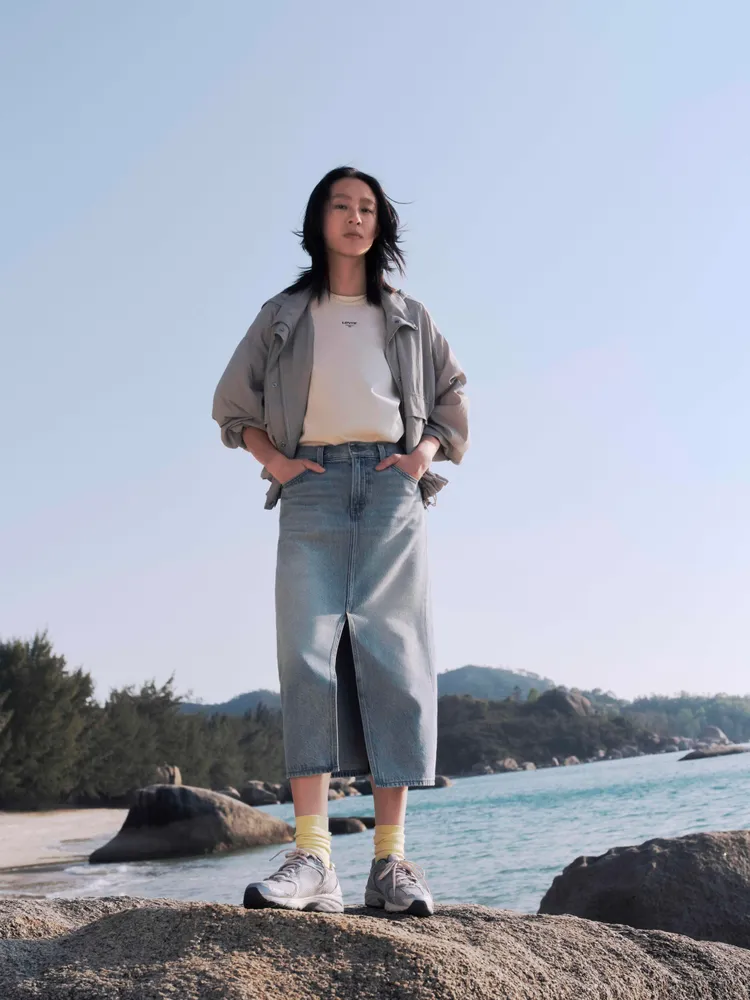 Levi’s®抗UV連帽衝鋒夾克3990元、開叉丹寧直筒裙3990元。品牌提供