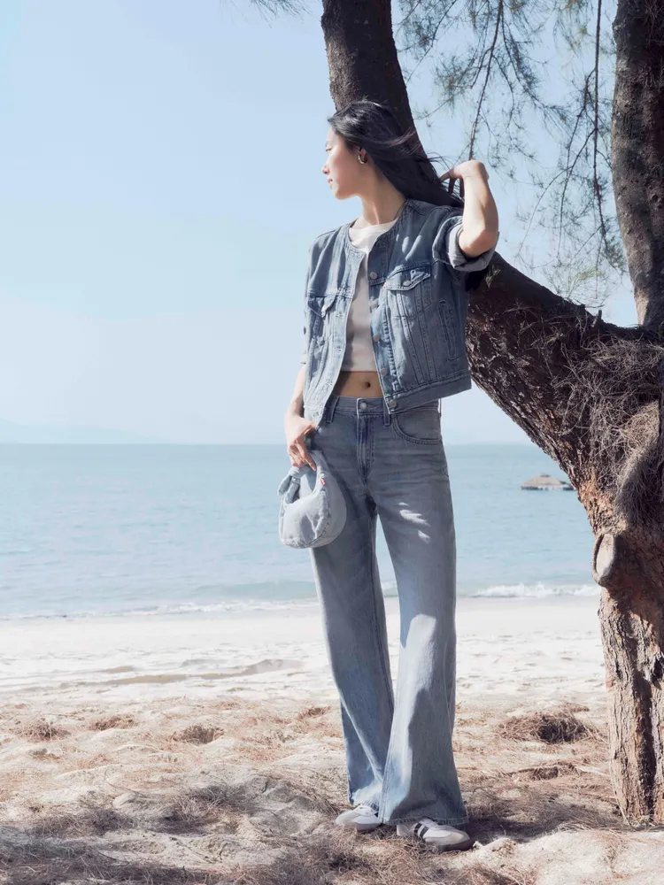 Levi’s®無領淺色丹寧夾克3990元、寬鬆靴型丹寧褲4590元。品牌提供