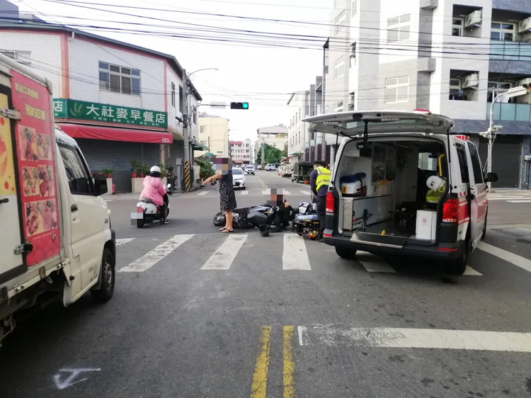 女騎士被逆向右轉的自小客車撞倒。民眾提供