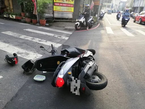 畫面曝光！台中惡駕駛跨越車道逆向右轉　撞倒女騎士肇事逃逸
