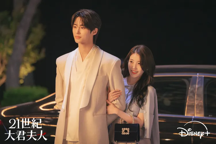 IU（右）劇中為了嫁入皇室，主動出擊向邊佑錫求婚。Disney+提供