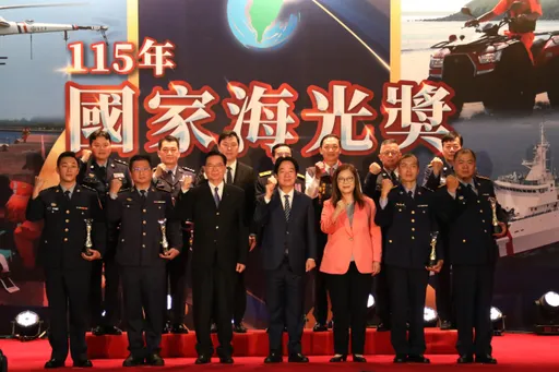 首屆「國家海光獎」　17位海巡英雄受賴清德頒獎