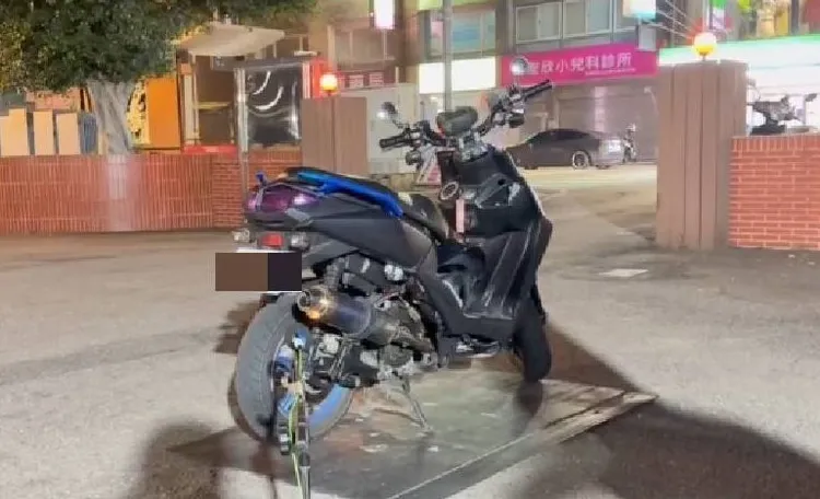 警方當場扣繳牌照及移置保管車輛。蘆竹警分局提供